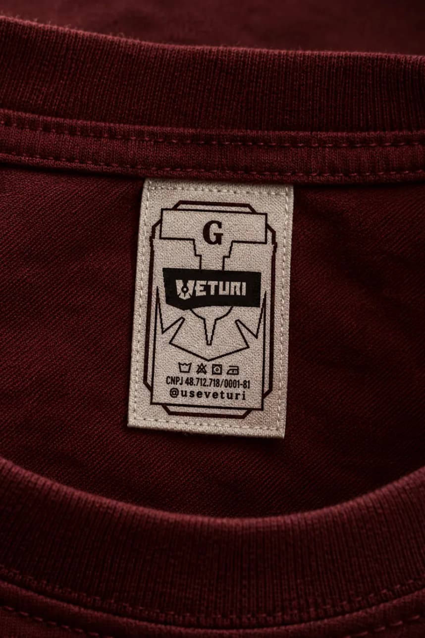 Etiqueta de gola da Veturi em camiseta bordô
