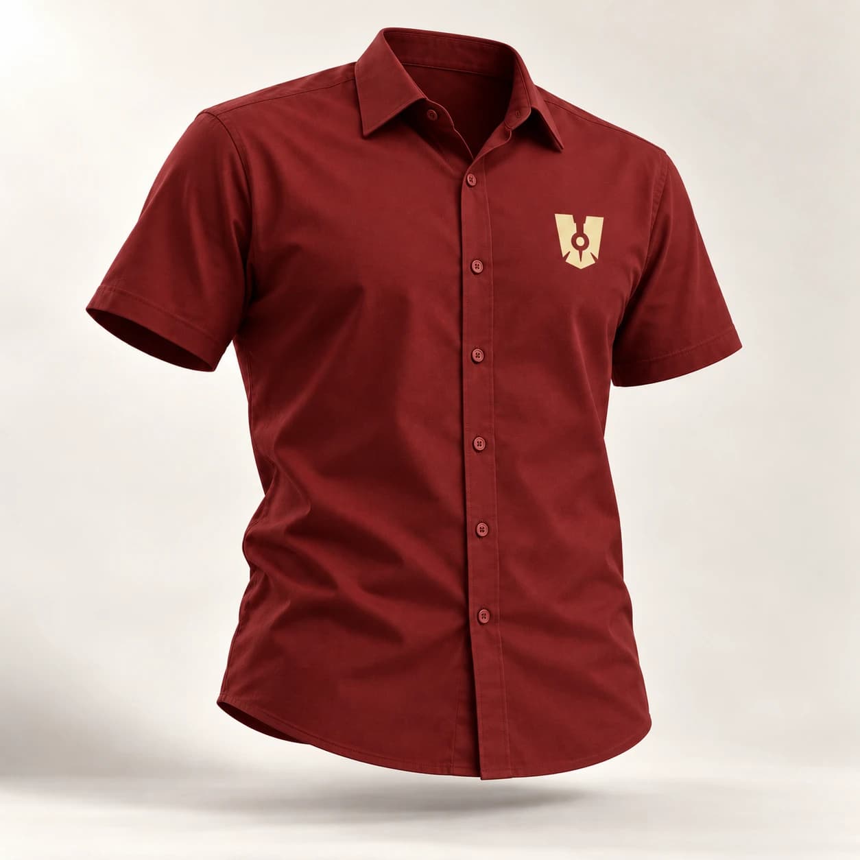 Camisa social bordô de manga curta, com colarinho, botões e o emblema da Veturi em creme no peito